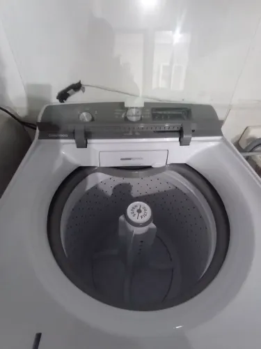 Vendo uma máquina de lavar semi nova de 6 meses de comprada 18 l voltagem 220