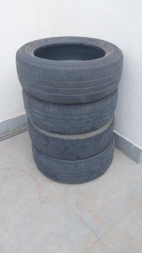 Jogo de pneus em bom estado
