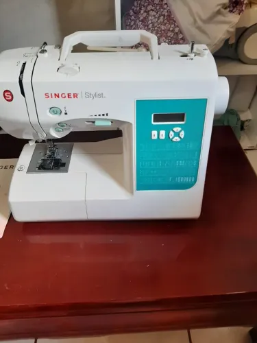 Maquina de costura Stylist 7258