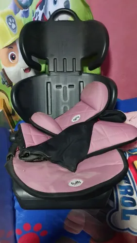 Vendo duas cadeiras pra carro uma azul e uma rosa
