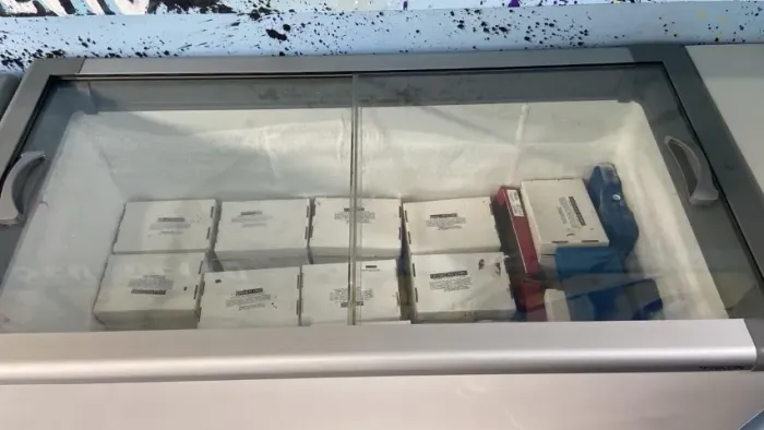 Freezer novo Horizontal Fricon 411 Litros Branco HCEB411 Tampa Vidro - 220v