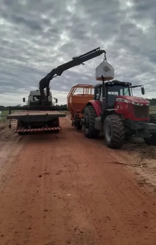 Caminhão Munck disponível 