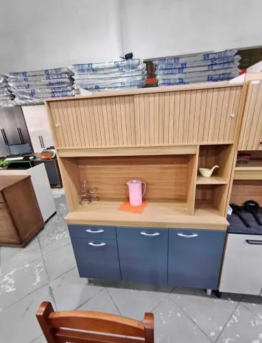 Armário de cozinha de pezinho novo na embalagem