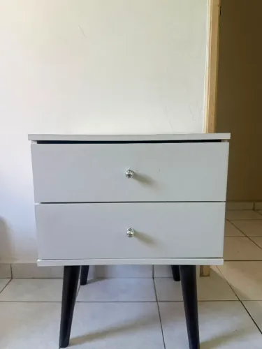 Mesa de Cabeceira Retrô