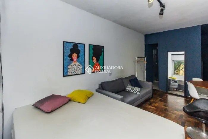 Apartamento mobiliado com armários nos banheiros, cozinha e dormitório, em bom estado de c