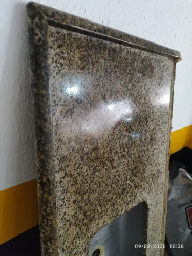 Pia de granito da cozinha com a cuba 