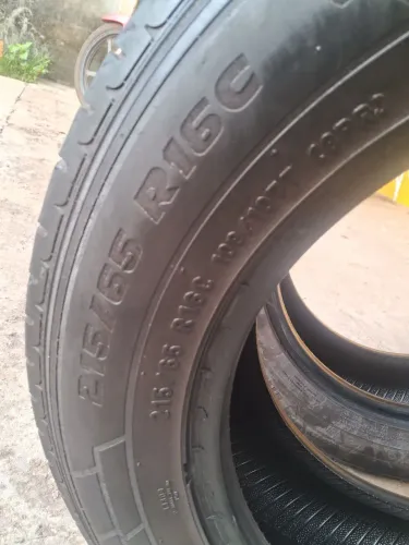 Vendo 4 pneus tamanho 215/65 R16C marca PIRELLE