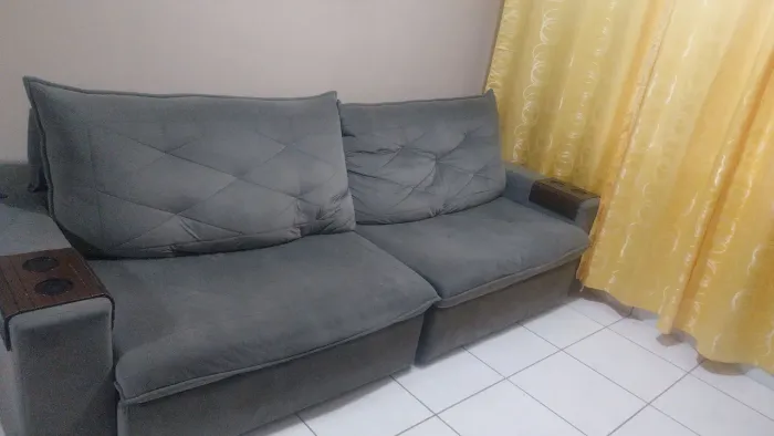 Sofá retrátil, 03 lugares , semi novo, preço ótimo.