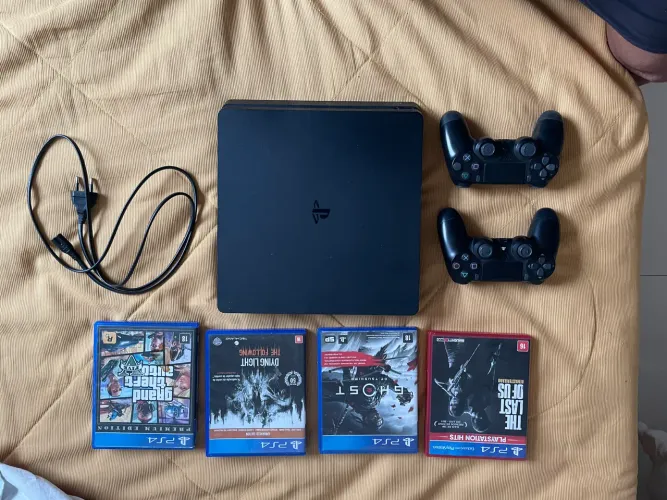 PS4 SLIM 1TB + 2 CONTROLES + 4 JOGOS