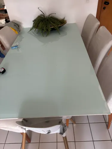 Mesa com cadeira de jantar