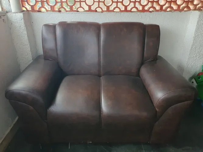 Vendo sofá couro 2 lugares