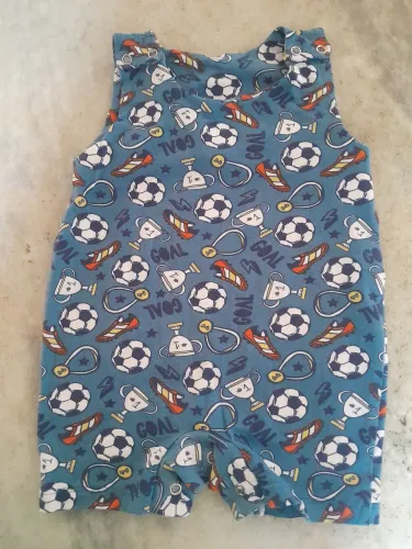 Roupinha adorável com estampa de futebol para pequenos craques!