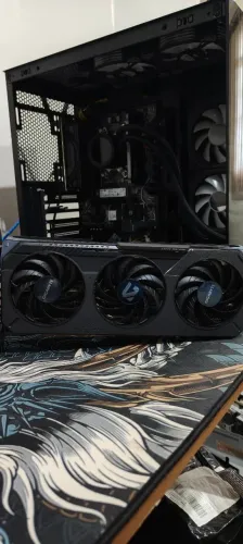 VENDO PLACA DE VIDEO GIGABYTE NVIDEA RTX 5060 Ti 8 GB GDDR7 EM ESTADO DE NOVA