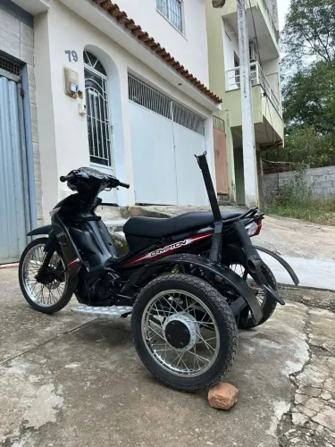 Vendo Clypton adaptada em triciclo ou traseira para adaptação em outra moto.