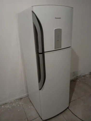 Geladeira Panasonic Frost Free semi nova gelando muito bem 