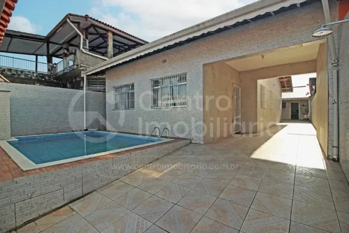 CASA à venda com piscina e 3 quartos em Peruíbe, no bairro Balneario Barra de Jangada