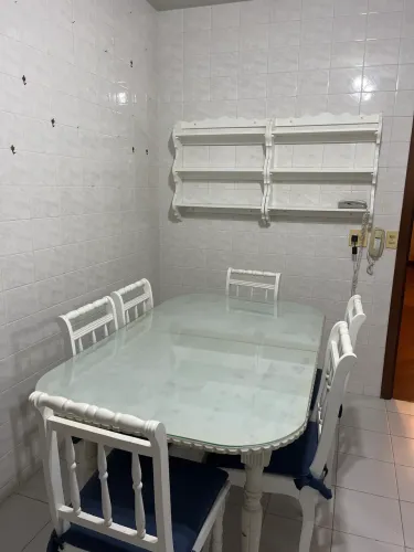 Mesa, cadeiras e estante 
