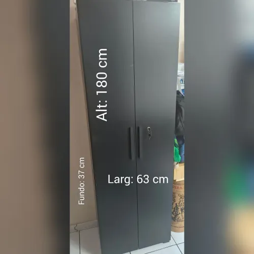 Armário multiuso em MDF preto com Chave