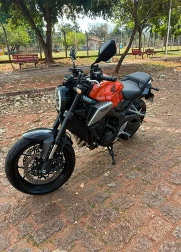 Vendo CBR 650R , moto sem detalhes
