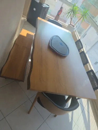 Mesa de madeira maciça 2,20 por 1,10 com uma banqueta e 5 cadeiras com capacidade de 180kg