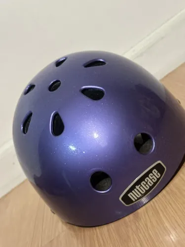 Capacete usado de ciclismo ou skate tamanho P-M cor roxa marca Nutcase