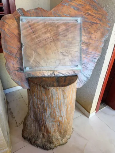 Suporte / Totem Expositor Rústico em Madeira Maciça com Proteção em Acrílico