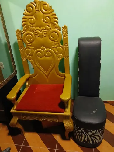 Cadeira do rei e tamanco para fotos