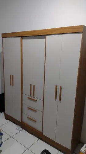 Guarda-Roupa Casal com Divisórias Amplas e Cabideiro Reforçado grande 