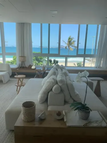 Apartamento com 3 quartos (sendo 2 suítes), alto padrão, arejado, vista mar e vagas no Leb