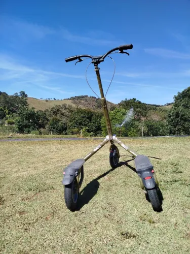 Patinete com três rodas