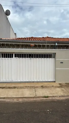 Casa para venda tem 145 metros quadrados com 3 quartos