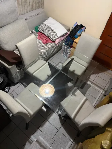 Conjunto de mesa e cadeiras