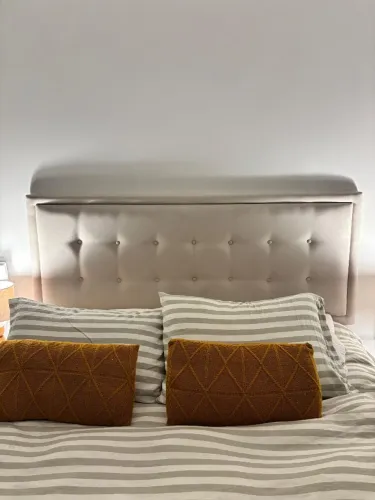 Cabeceira acolchoada cama Euro Colchoes, cor areia