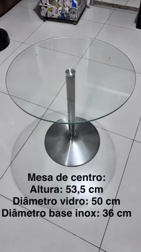 Mesa lateral, base e coluna em metal cromado, tampo de vidro