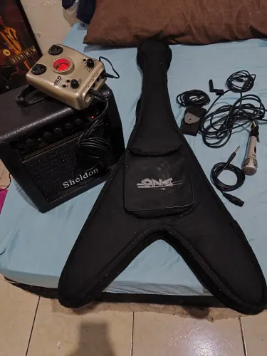 Guitarra Flying V com caixa 