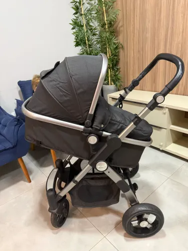 Vendo carrinho de bebê com bebê conforto 