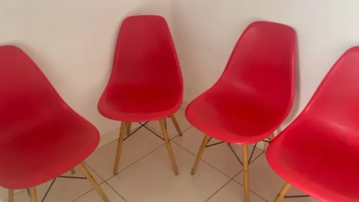 Cadeira Eames vermelha