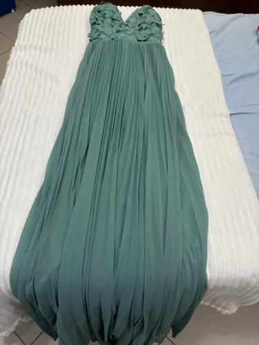 Vestido Longo de Festa Verde Sálvia Busto Floral 3D e Saia Plissada Fluida