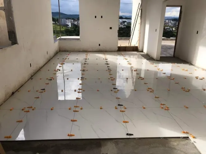 Pedreiro azulejista profissional
