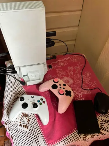 XBOX SÉRIES S - 2 CONTROLES, HD EXTERNO DE 500GB + COOLER DE RESFRIAMENTO