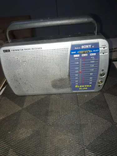 Rádio Sony antigo 