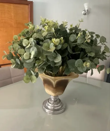 Vaso ornamental com buquê de eucalipto