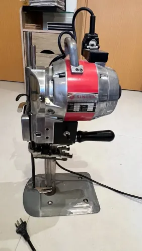 Máquina de corte reto de tecido Singer 960C