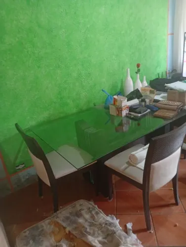 Mesa Sala de jantar com 6 cadeiras.