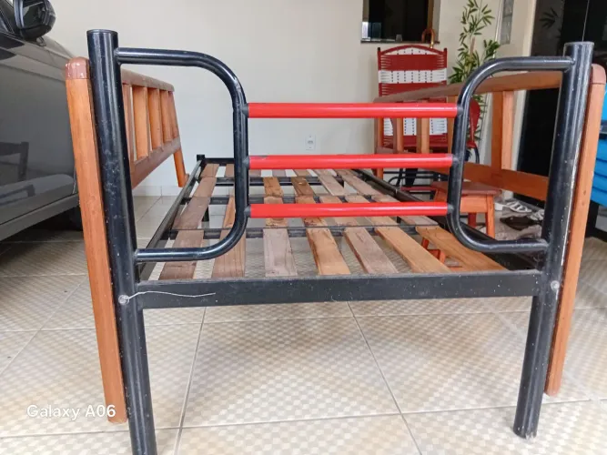 Cama tubolar de solteiro