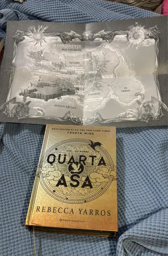 Livro Quarta Asa - Rebecca Yarros CAPA DURA [ Ver. Pré-Venda PÔSTER + MARCA PAGINAS ]