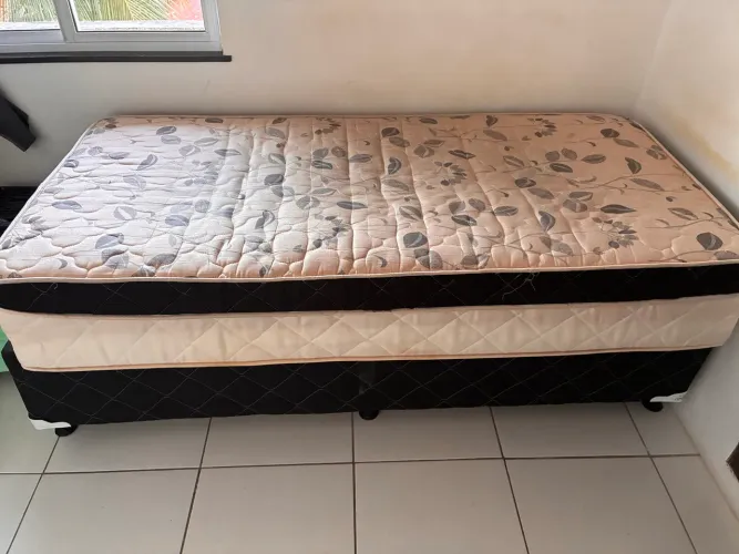 Cama box solteiro 3 anos de uso