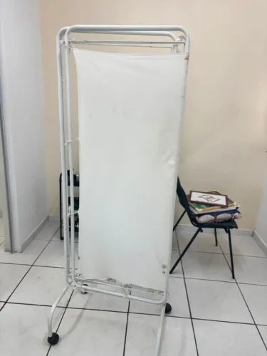 Biombo hospitalar dobrável com rodinhas - 3 folhas