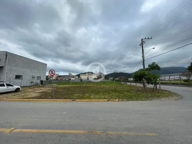 Terreno de esquina no centro da cidade