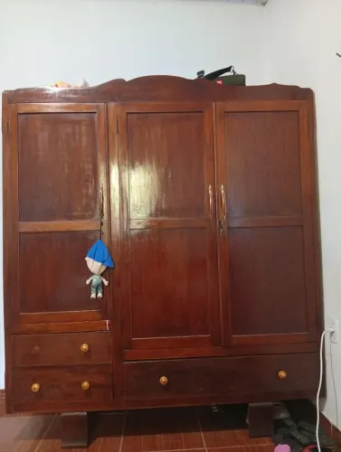 Este clássico guarda-roupa de três portas e gavetas de madeira ( maciça agenlim pedra) 